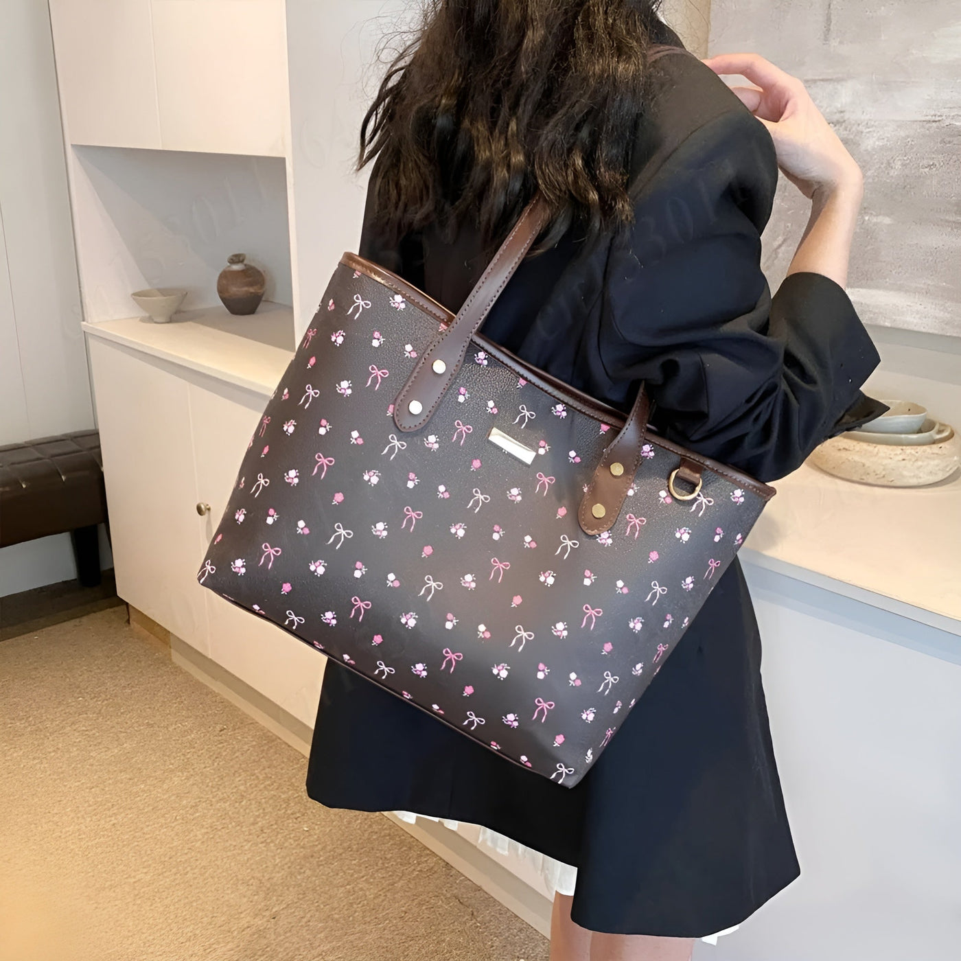 Belle Charme Tote™ – Stilren axelväska med charm och funktion