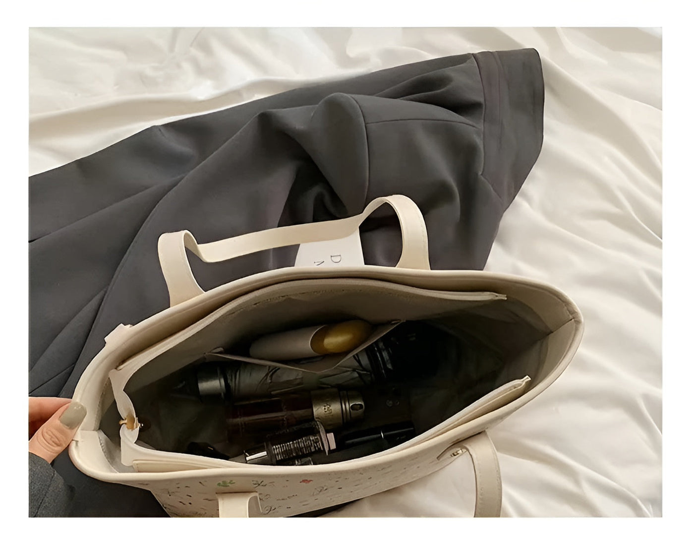Belle Charme Tote™ – Stilren axelväska med charm och funktion