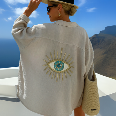 Sanna™ – Vit sommarblus med broderat ögondetalj