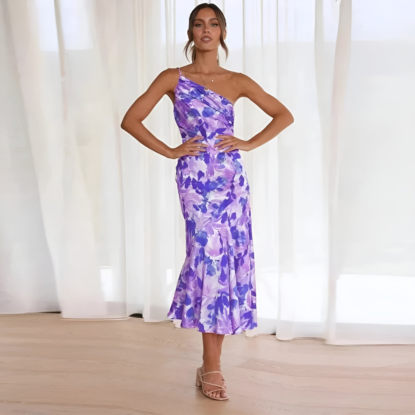 Eliza™ – Blommig one-shoulder klänning