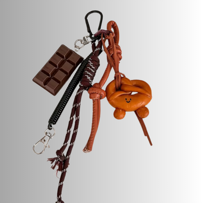 Choco Pretzel™ – Väsk­smycke