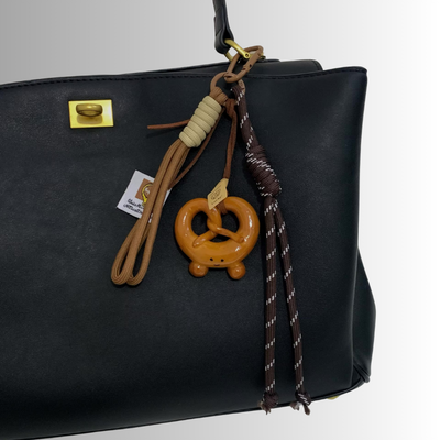 Choco Pretzel™ – Väsk­smycke