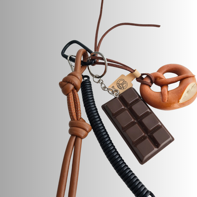 Choco Pretzel™ – Väsk­smycke