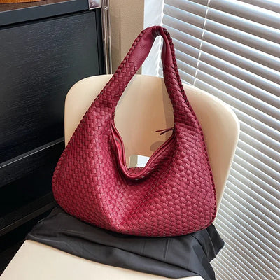 WovenCharm™ – Flätad axelväska med tidlös elegans