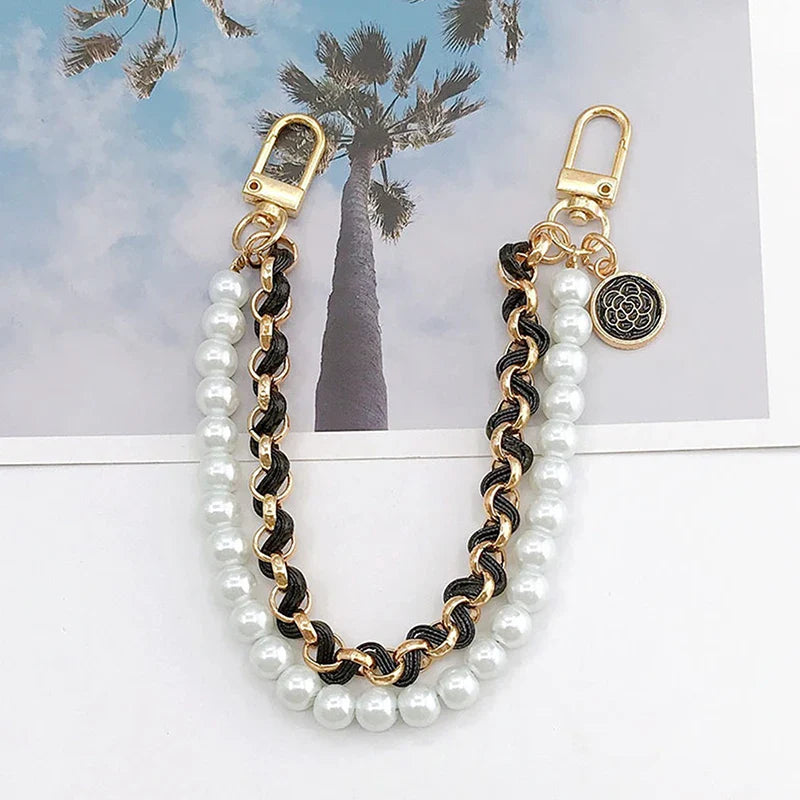 Luxe Pearl Charm Strap™ – Väsk­smycke