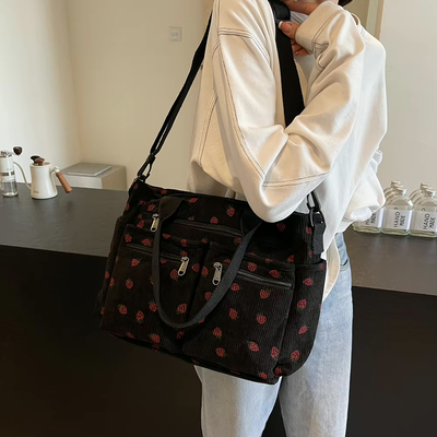 Strawberry Tote™ – Den sötaste väskan med oväntad funktion