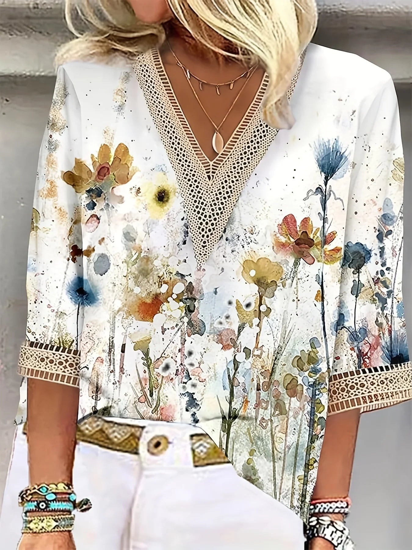 Nela™ – Elegant blus med spets och lekfull print