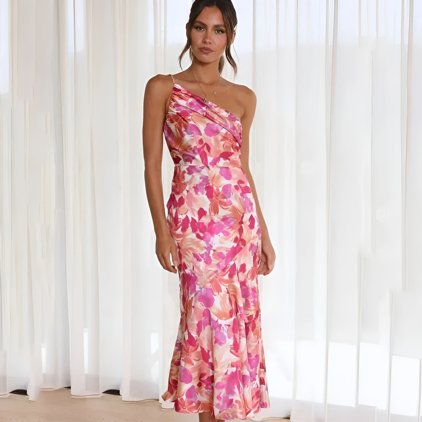 Eliza™ – Blommig one-shoulder klänning
