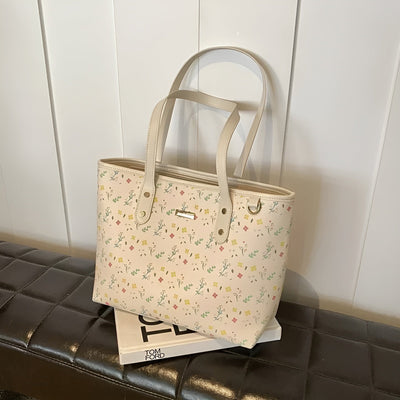 Belle Charme Tote™ – Stilren axelväska med charm och funktion