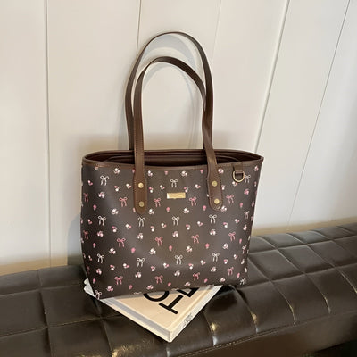 Belle Charme Tote™ – Stilren axelväska med charm och funktion