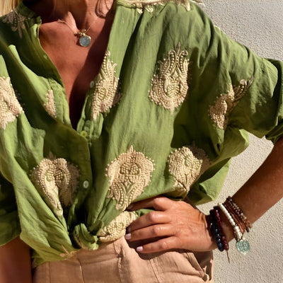 Simone™ – Bohemisk blus med broderad ryggdetalj