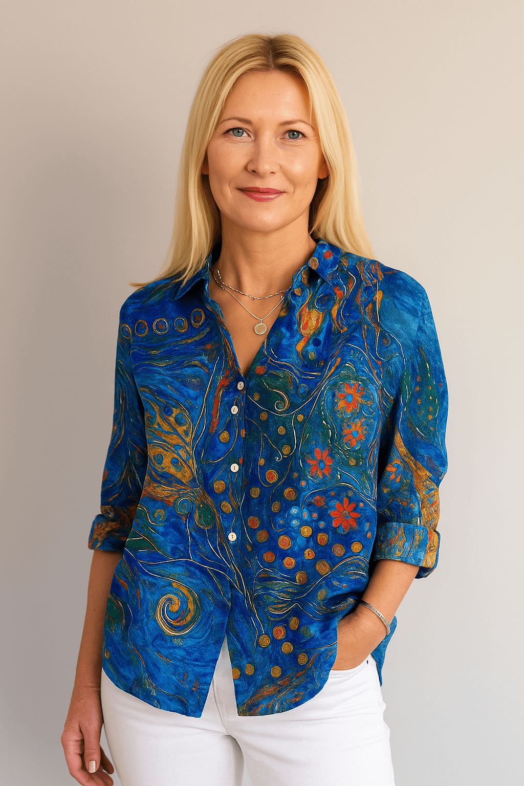 Karin™ – Blus i somrigt blommönster